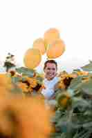 Foto gratuita donna di smiley in posa con palloncini