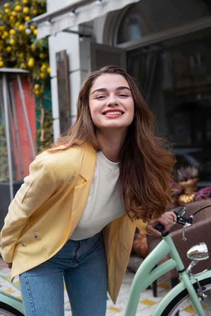 街で自転車でポーズをとるスマイリー女性