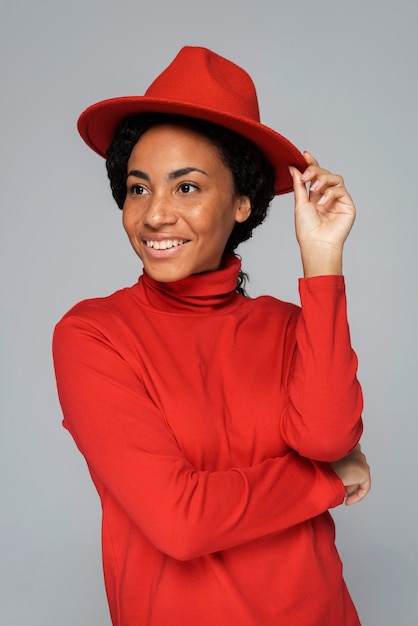 Donna di smiley che posa con il cappello