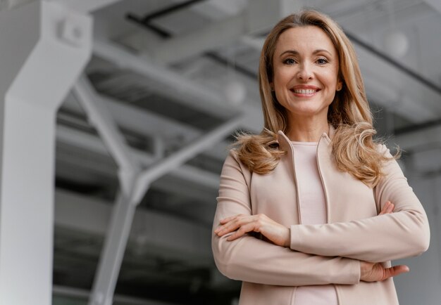 Smiley woman posing with her arms crossed