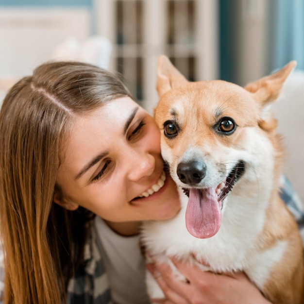 スマイリー女性が彼女の犬と一緒にポーズ