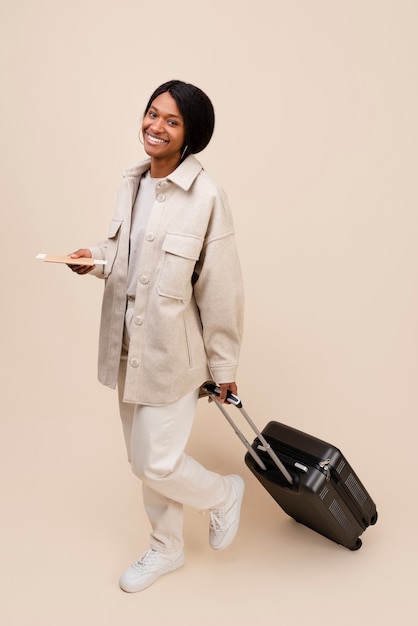 Foto gratuita donna sorridente pronta a viaggiare a tutto campo