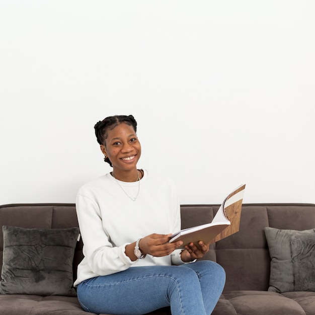 Free photo smiley woman sitting on couch