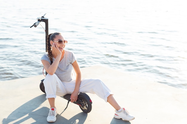 Foto gratuita donna di smiley che si siede sul motorino