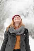 Foto gratuita donna di smiley che sta nella neve