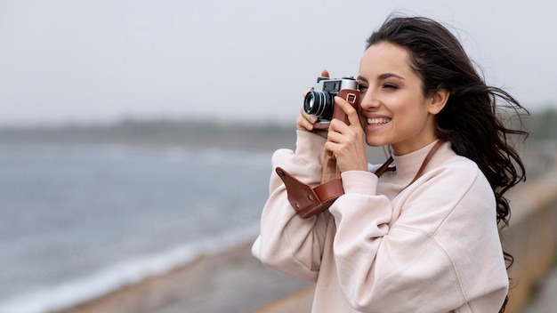 Free photo smiley woman taking photos