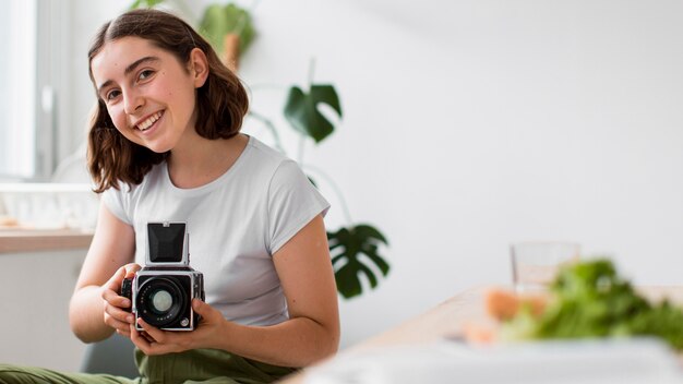Смайлик женщина фотографирует с профессиональной камерой