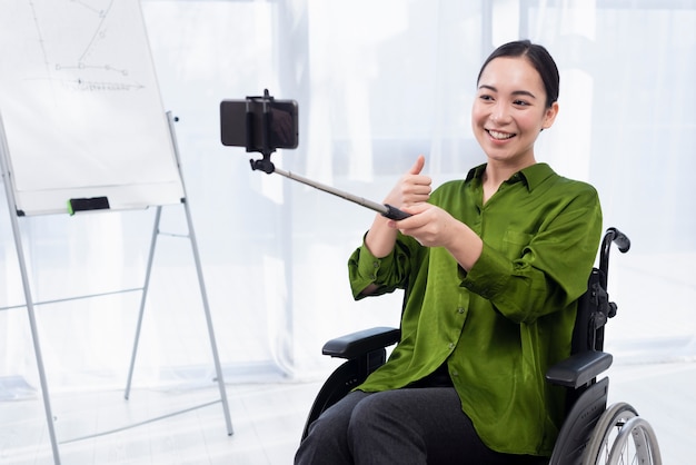 Foto gratuita donna di smiley che cattura selfie