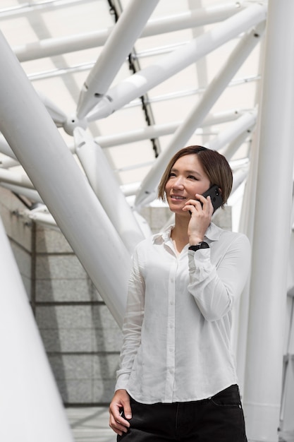 Foto gratuita donna sorridente che parla al telefono