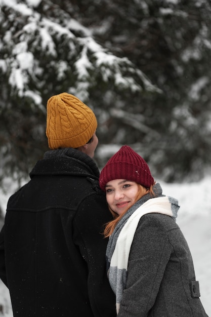 Foto gratuita faccina donna e uomo alto nel parco