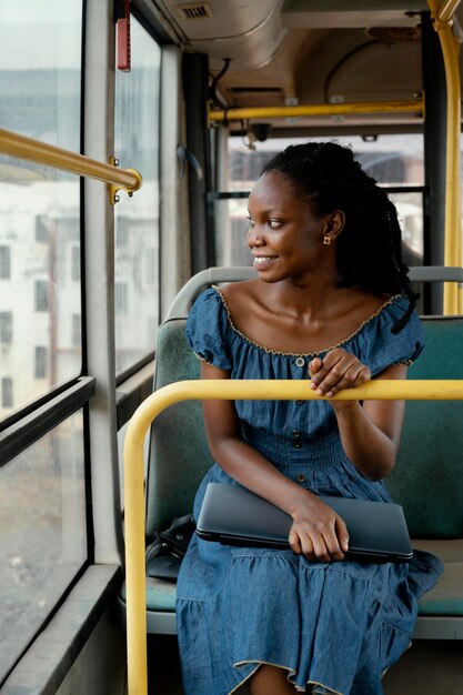 バスで旅行するスマイリー女性