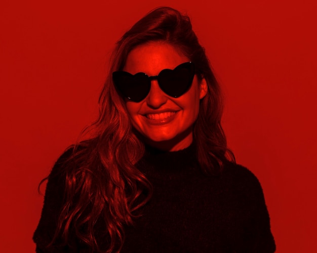 Free photo smiley woman wearing sunglasses