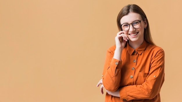 Free photo smiley woman with arms crossed copy-space