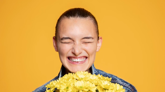 Free photo smiley woman with bouquet of flowers