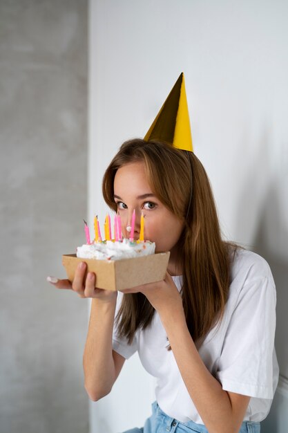 Улыбающаяся женщина с видом на торт сбоку