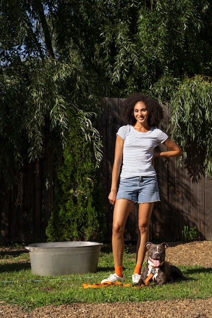 Foto gratuita donna sorridente con vista frontale del cane carino