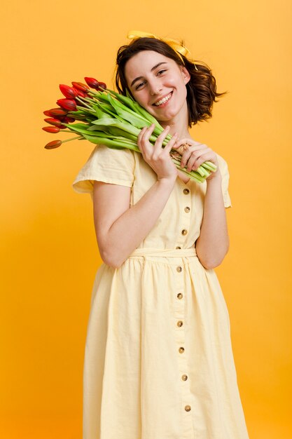 꽃 부케와 웃는 여자