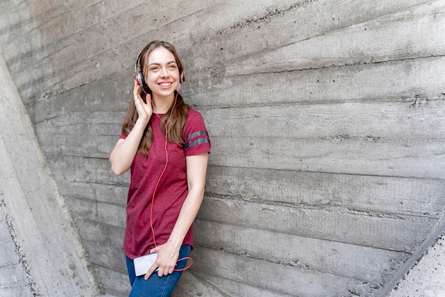 Free photo smiley woman with headphones