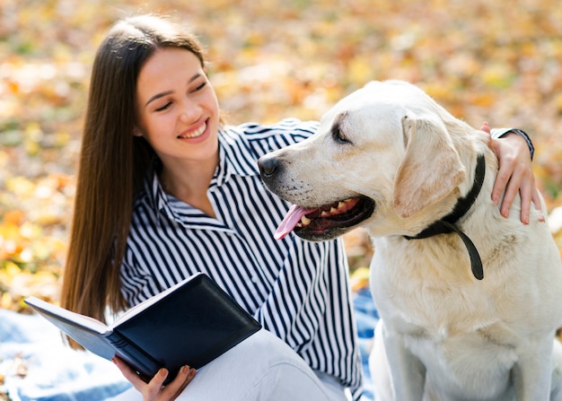 彼女のかわいい犬とスマイリー女性