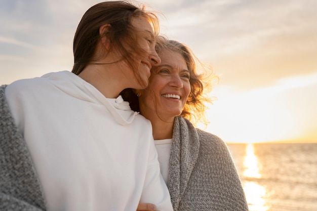 Foto gratuita donne sorridenti in spiaggia, colpo medio