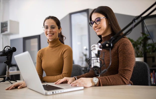 Donne di smiley che trasmettono alla radio