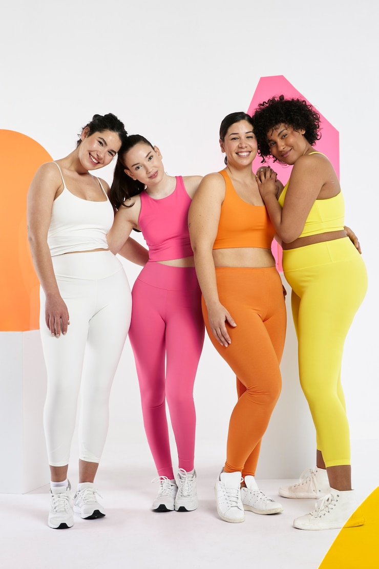 Free Photo smiley women posing at studio full shot