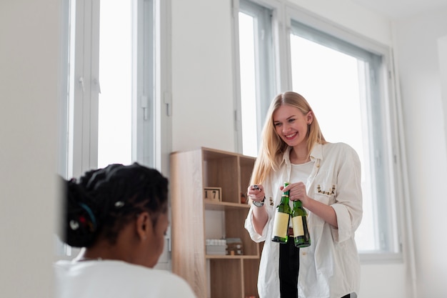 Foto gratuita donne di smiley che mangiano birra a pranzo