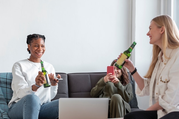 Foto gratuita le donne di smiley pranzando