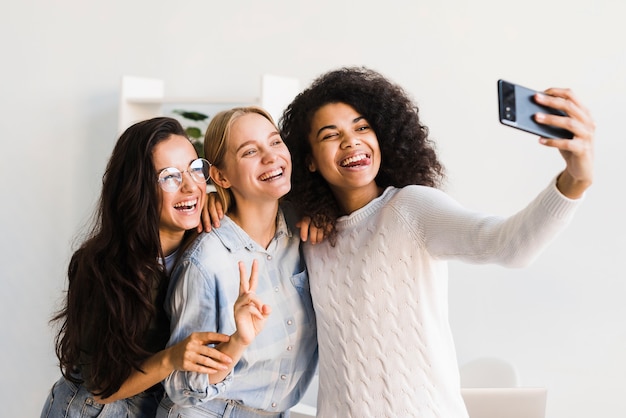 Selfies를 복용하는 사무실에서 웃는 여자