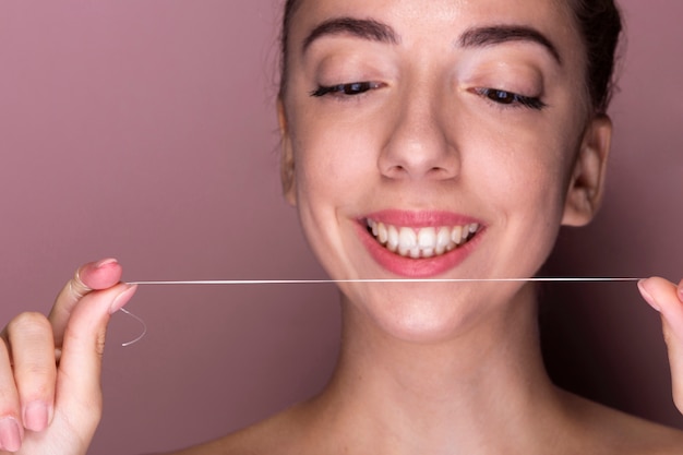 Free photo smiley young girl ready to floss