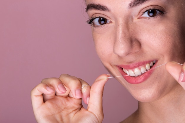 Бесплатное фото Смайлик молодая девушка с помощью зубочистки