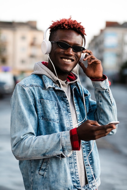 通りのモックアップにスマイリーの若い男性