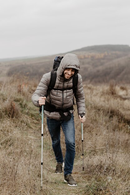 登山装備のスマイリーの若い男