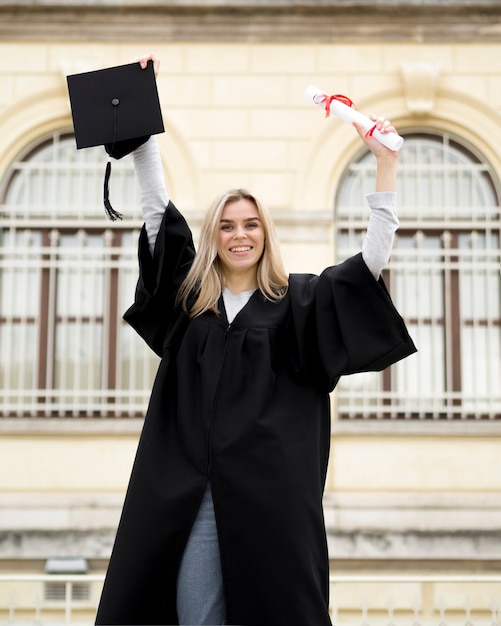 Foto gratuita giovane donna di smiley che celebra la sua laurea