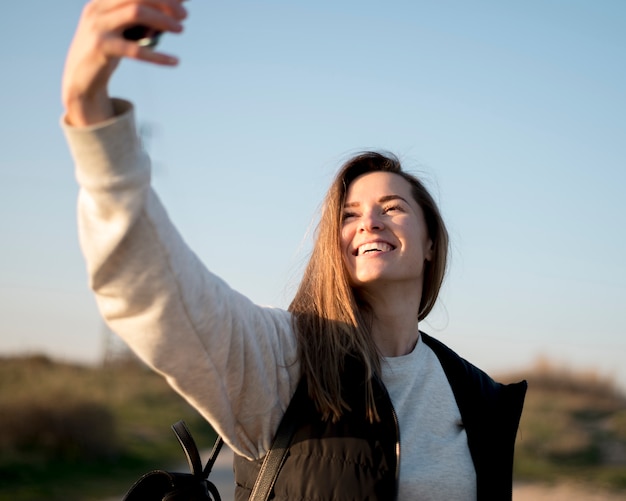 自己の写真を撮るスマイリー若い女性