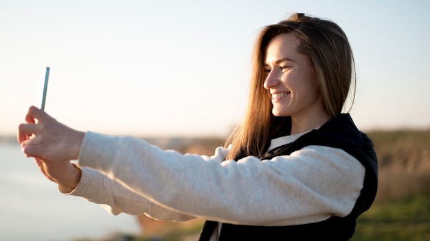 Selfieを取って笑顔の若い女性