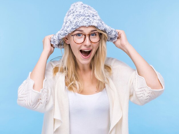 Free photo smiley young woman with eyeglasses