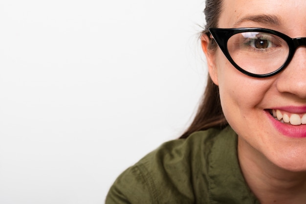 Foto gratuita faccina giovane donna con gli occhiali