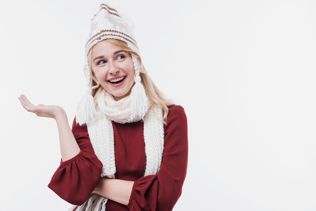 冬の帽子を持つスマイリー若い女性