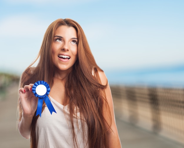 Sorridente vincitore realizzazione vittoria orgoglioso