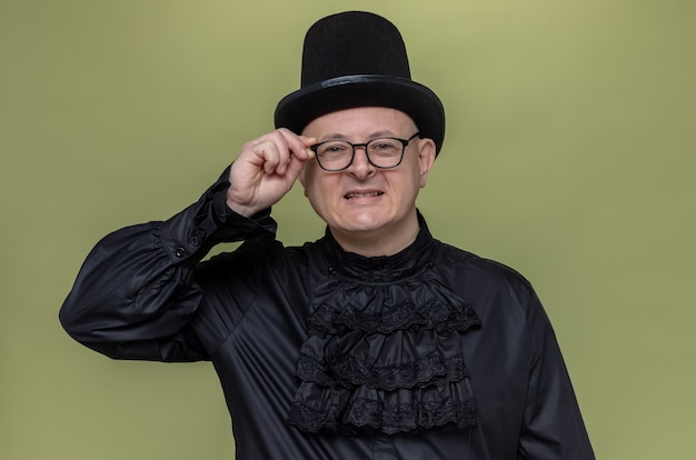 Foto gratuita uomo adulto sorridente con cappello a cilindro e occhiali in camicia gotica nera