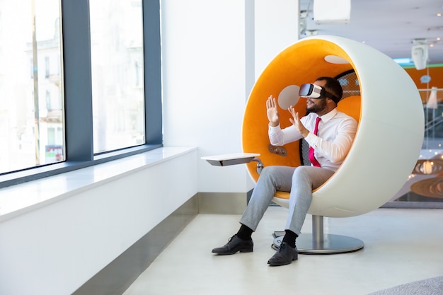 Free photo smiling african american user wearing vr glasses