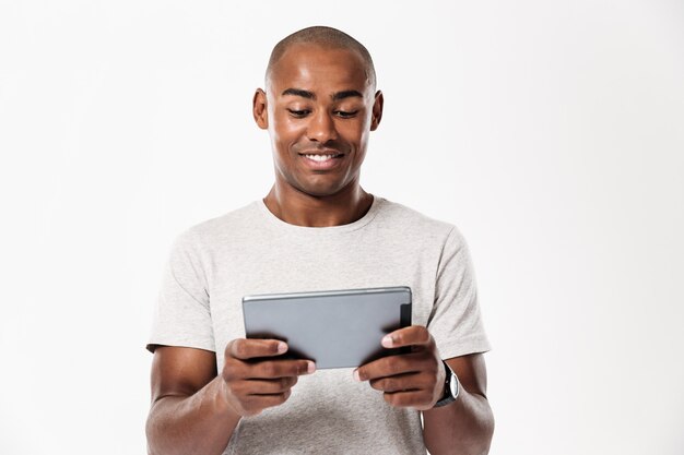 태블릿 컴퓨터를 사용 하여 웃는 아프리카 남자