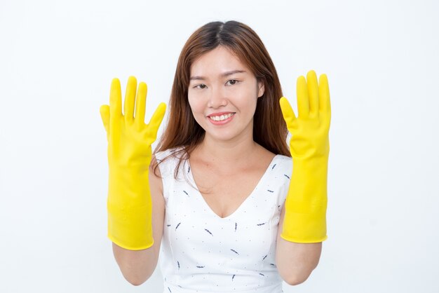 Улыбаясь азиатских женщин, показывая защитные перчатки