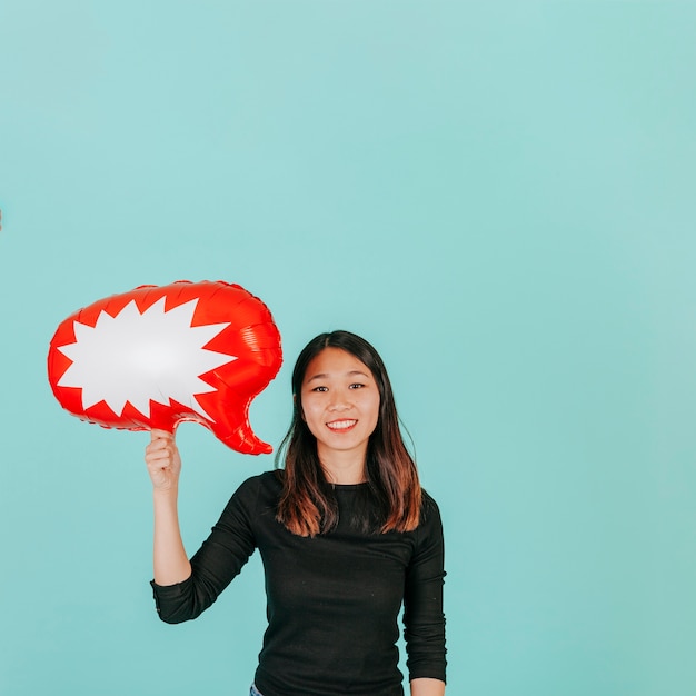 Улыбаясь азиатских женщина с речью воздушный шар