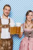 Foto gratuita coppie bavaresi sorridenti con le tazze di birra