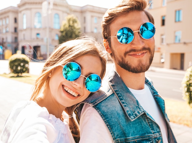 Foto gratuita bella ragazza sorridente e il suo ragazzo bello in abiti casual estivi.