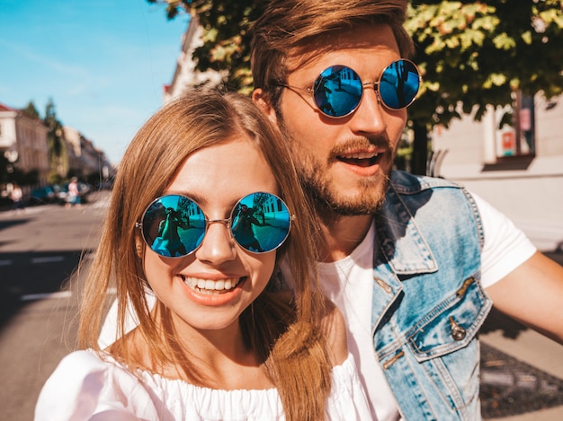 Bella ragazza sorridente e il suo ragazzo bello in abiti casual estivi.