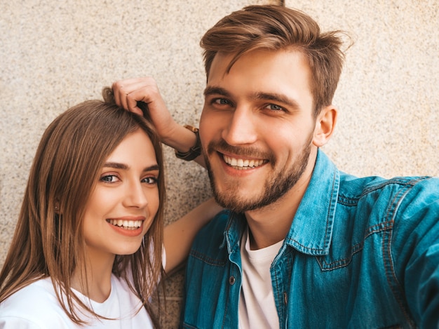 Free photo smiling beautiful girl and her handsome boyfriend in casual summer clothes.