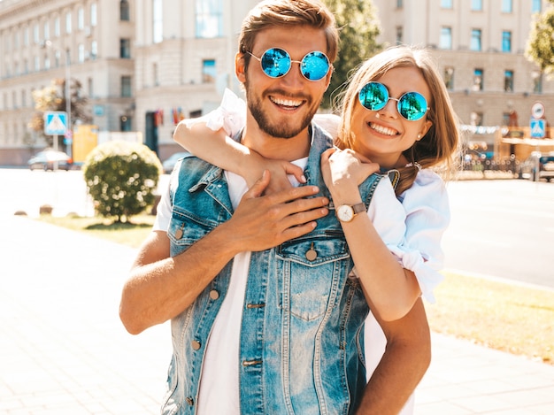 Free photo smiling beautiful girl and her handsome boyfriend.